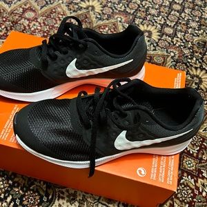 Women youth size 6 Nike shoes